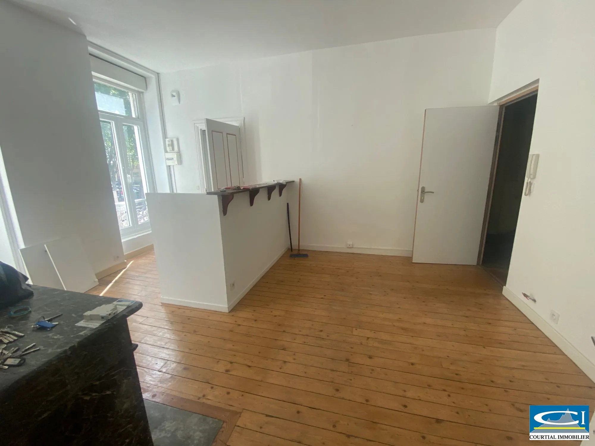 Appartement T1/2 avec balcon au 1er étage sur le quai Farconnet à Tournon-sur-Rhône 