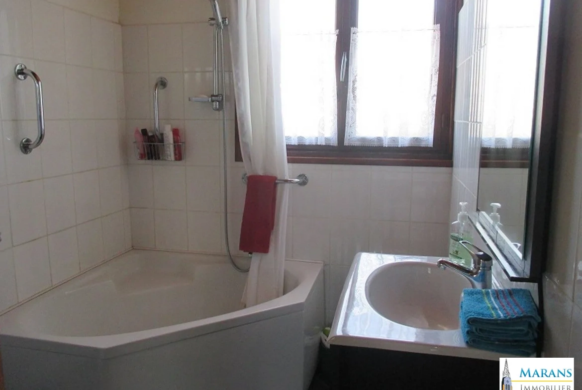 Salle d'eau Maison Vente d’un ensemble immobilier de deux maisons avec piscine à Sableau 