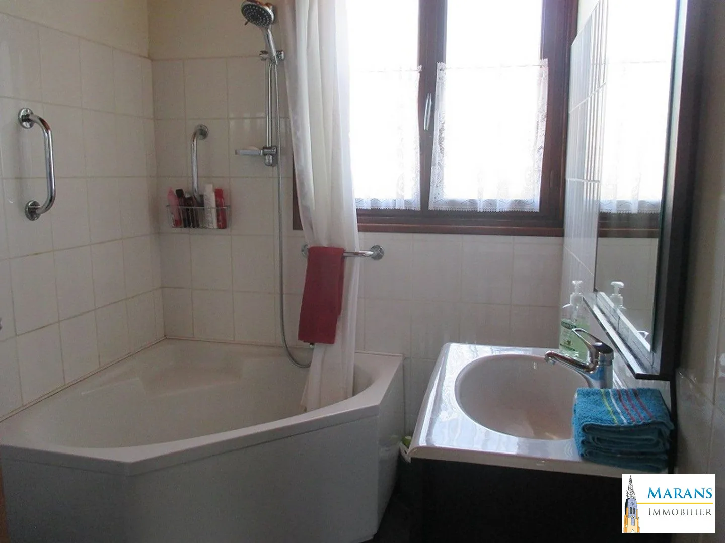 Salle d'eau Maison Vente d’un ensemble immobilier de deux maisons avec piscine à Sableau 