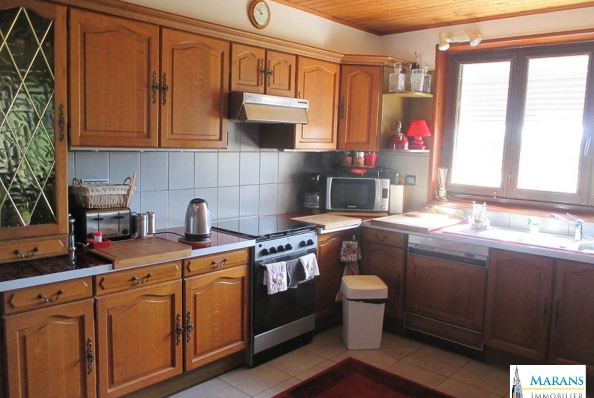 Cuisine maisonb Vente d’un ensemble immobilier de deux maisons avec piscine à Sableau 