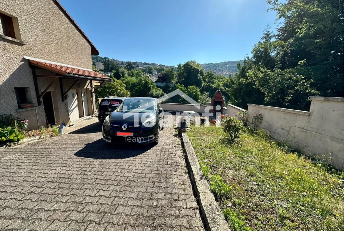 Maison avec jardin et garage aménagé à Thiers, vue dégagée 