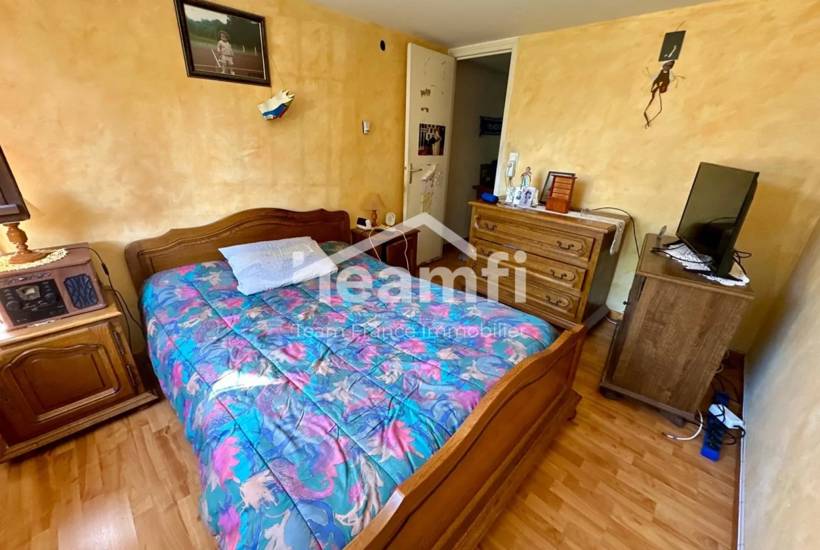 Maison avec jardin et garage aménagé à Thiers, vue dégagée 
