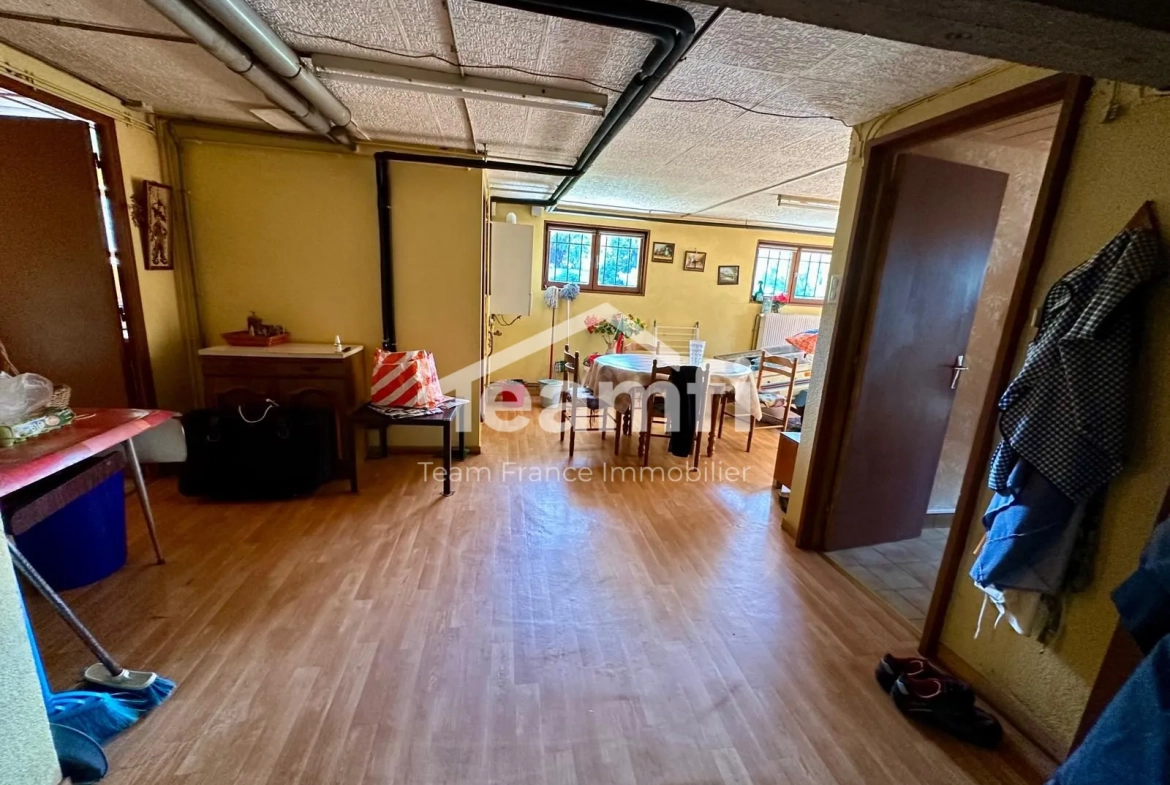 Maison avec jardin et garage aménagé à Thiers, vue dégagée 