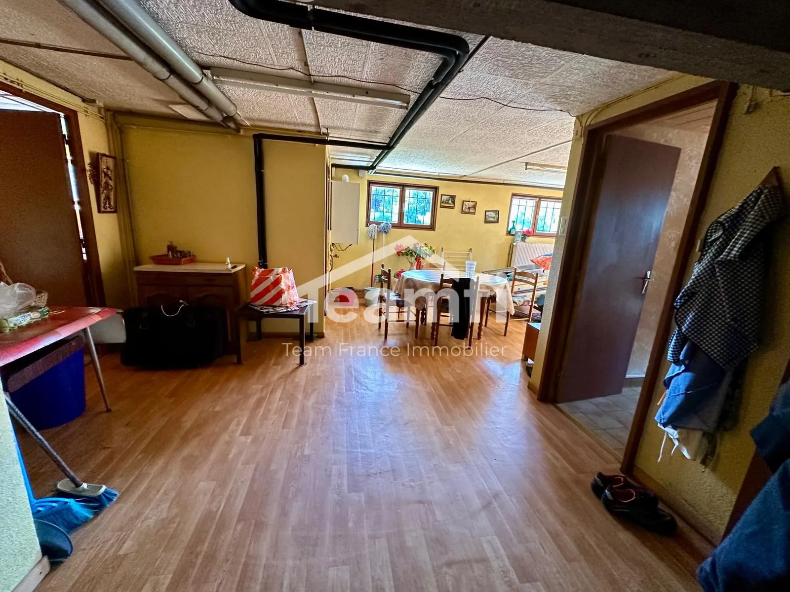 Maison avec jardin et garage aménagé à Thiers, vue dégagée 