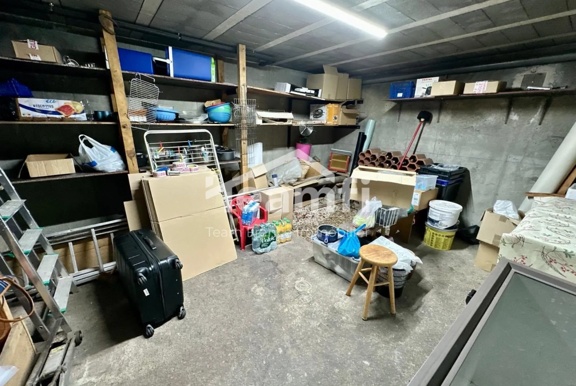 Maison avec jardin et garage aménagé à Thiers, vue dégagée 
