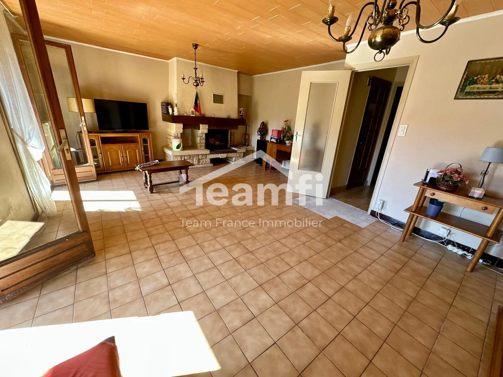 Maison avec jardin et garage aménagé à Thiers, vue dégagée 
