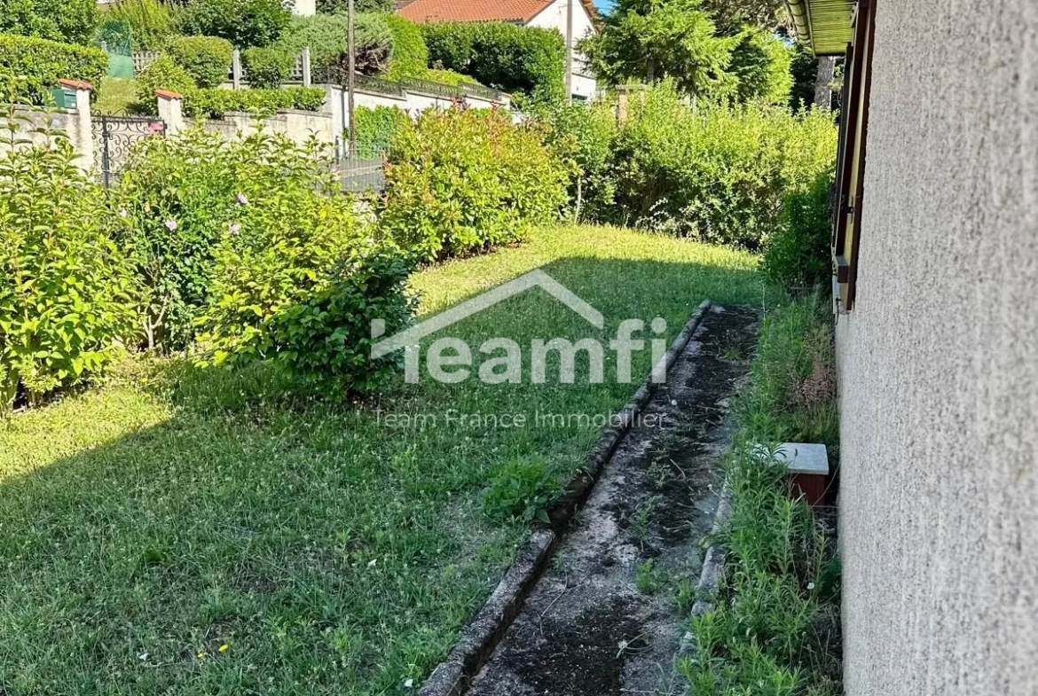Maison avec jardin et garage aménagé à Thiers, vue dégagée 