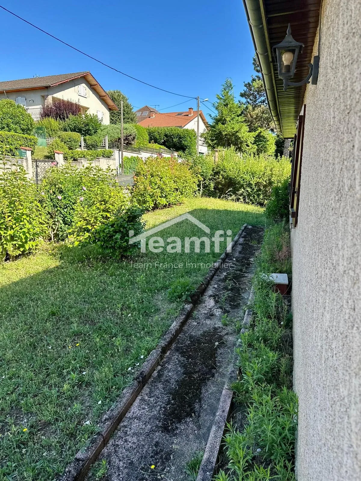 Maison avec jardin et garage aménagé à Thiers, vue dégagée 