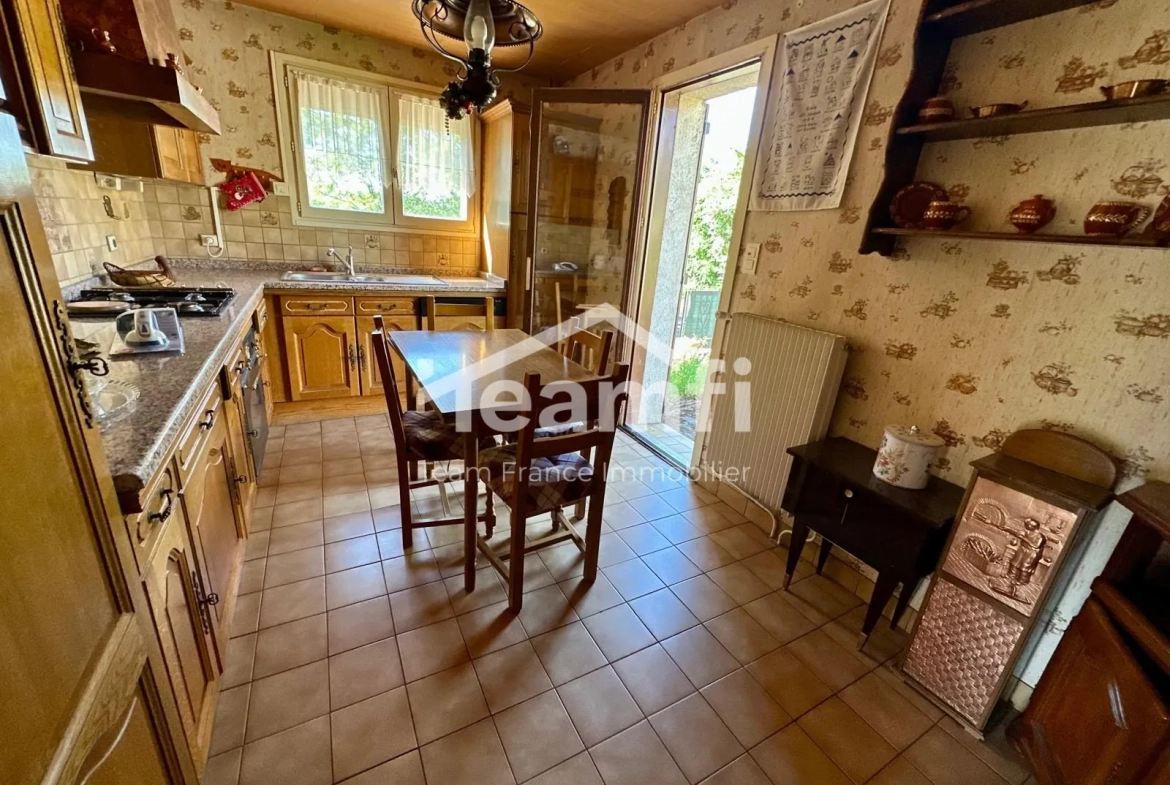 Maison avec jardin et garage aménagé à Thiers, vue dégagée 