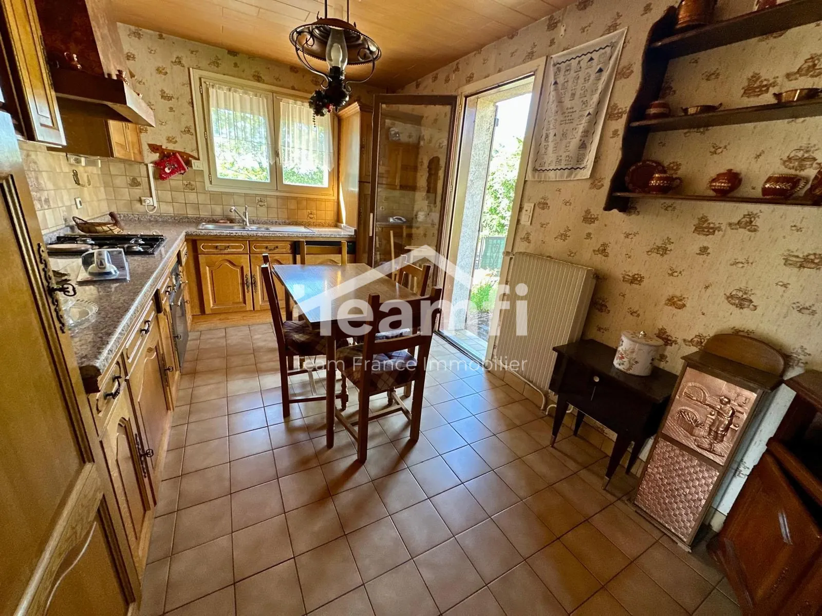 Maison avec jardin et garage aménagé à Thiers, vue dégagée 