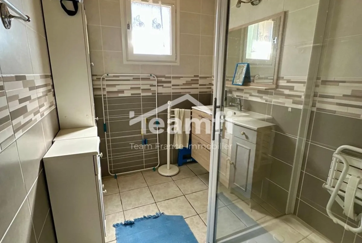 Maison avec jardin et garage aménagé à Thiers, vue dégagée 