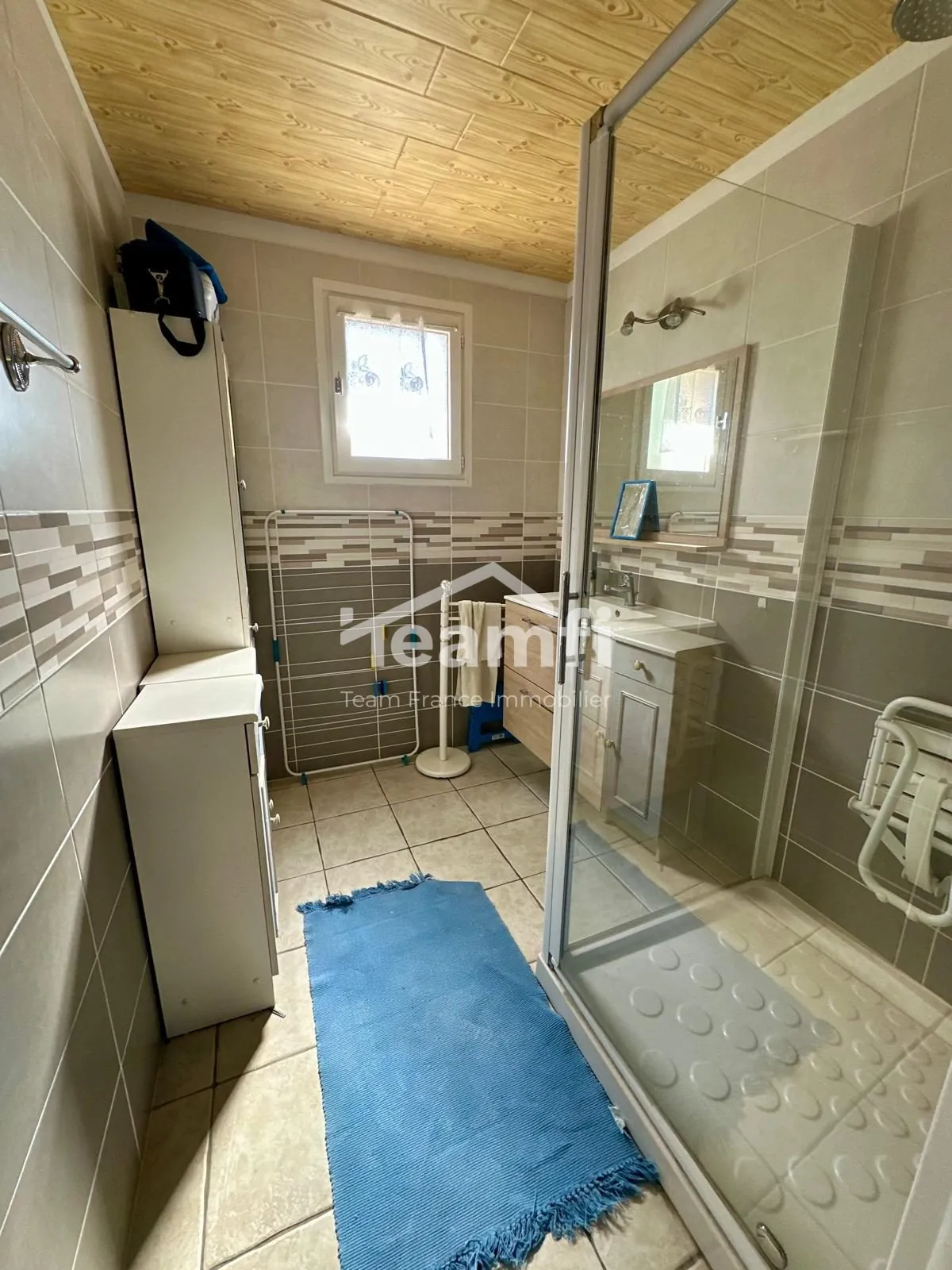 Maison avec jardin et garage aménagé à Thiers, vue dégagée 