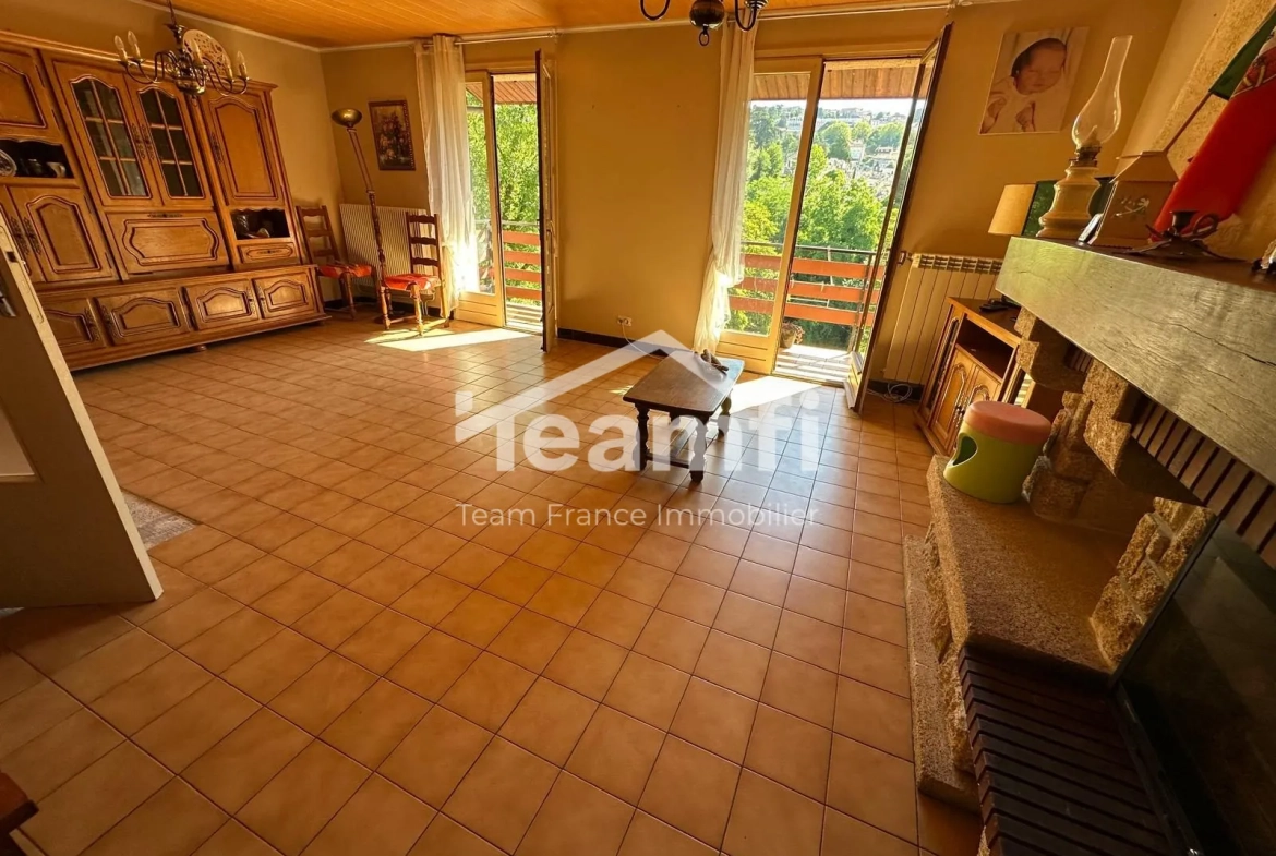 Maison avec jardin et garage aménagé à Thiers, vue dégagée 