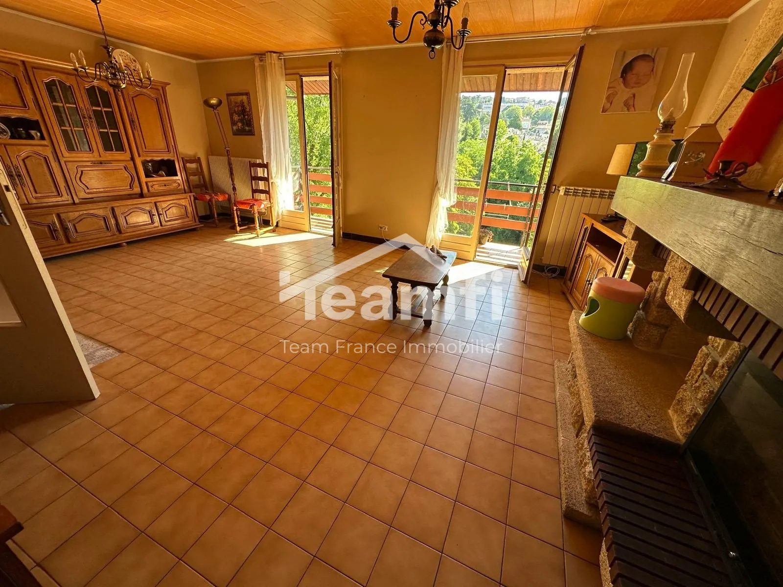 Maison avec jardin et garage aménagé à Thiers, vue dégagée 