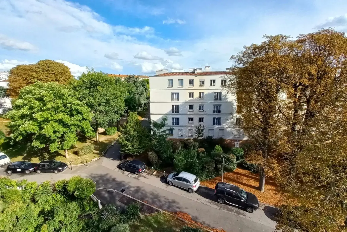 Appartement 4 pièces lumineux à Créteil, proximité métro et commerces 