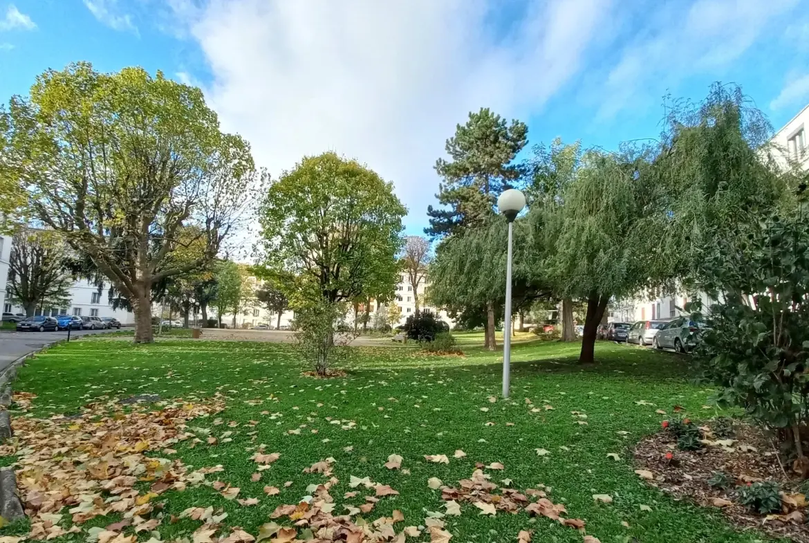 Appartement 4 pièces lumineux à Créteil, proximité métro et commerces 