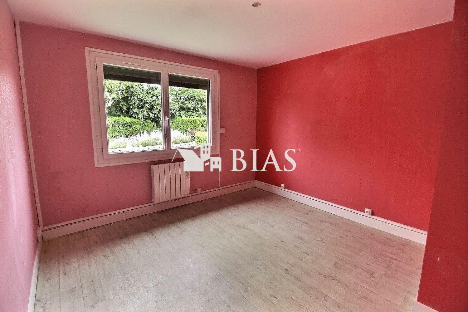 Maison de plain-pied à Saint-Ouen-de-Thouberville avec grand terrain en vente 