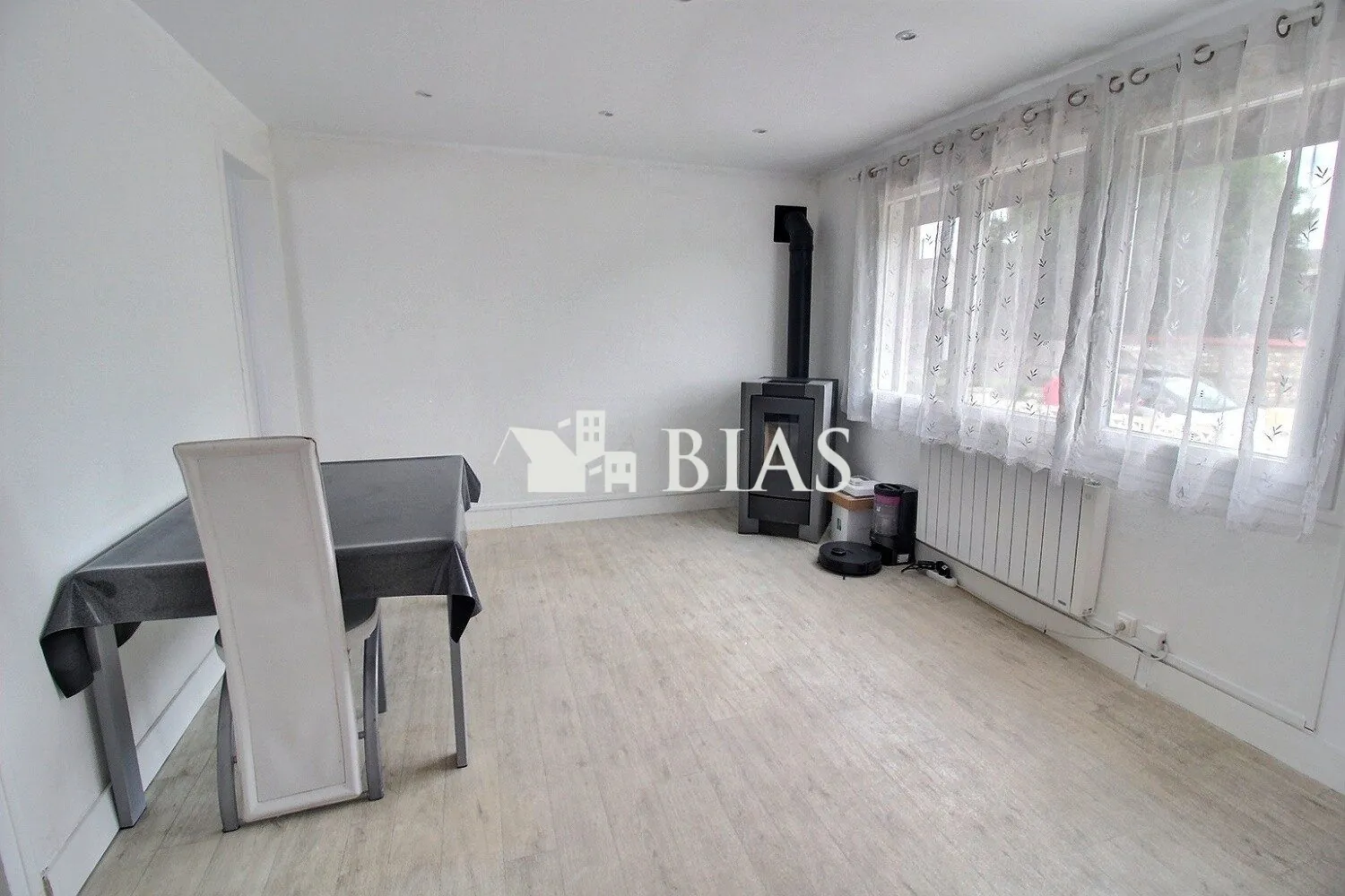 Maison de plain-pied à Saint-Ouen-de-Thouberville avec grand terrain en vente 