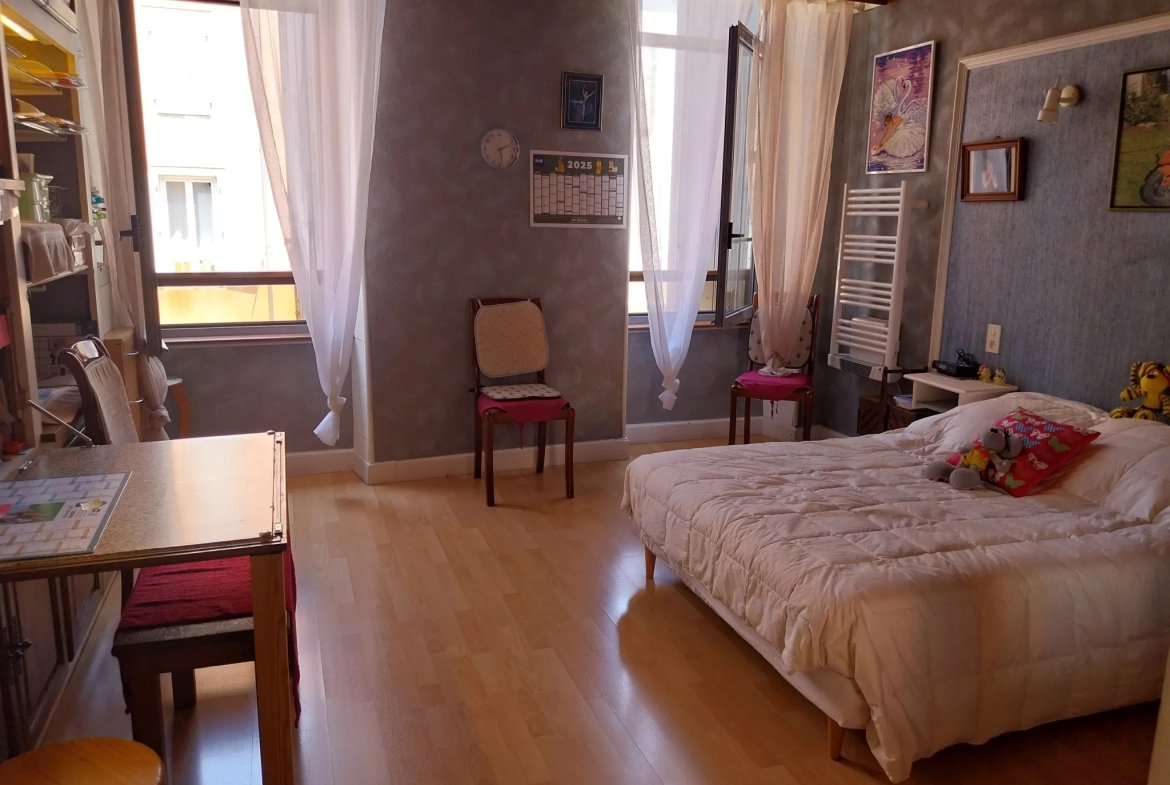 Appartement T4 à Millau avec 3 chambres et emplacement central 