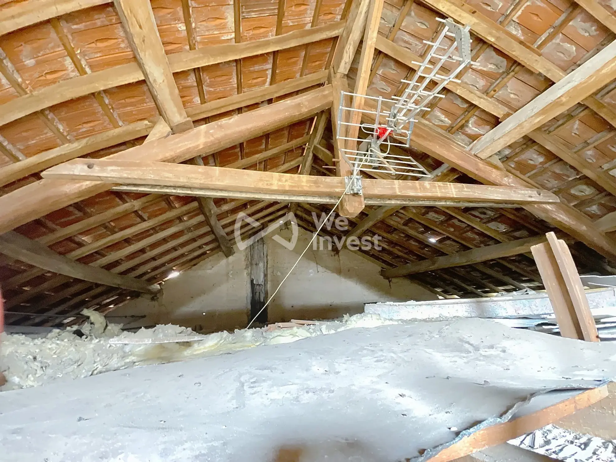 Combles au 2è étage Maison à vendre à Saint-Savin avec grand potentiel de rénovation 