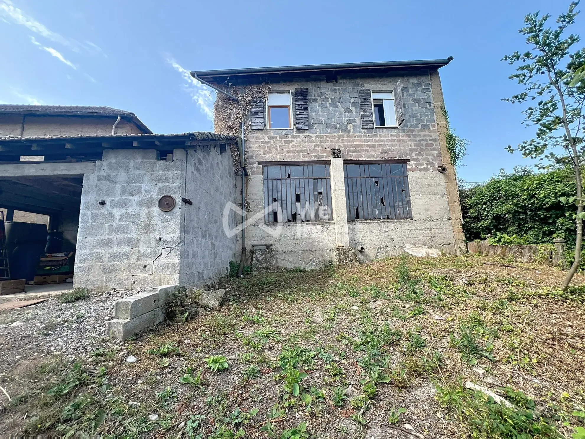 Vue arrière maison et terrain Maison à vendre à Saint-Savin avec grand potentiel de rénovation 