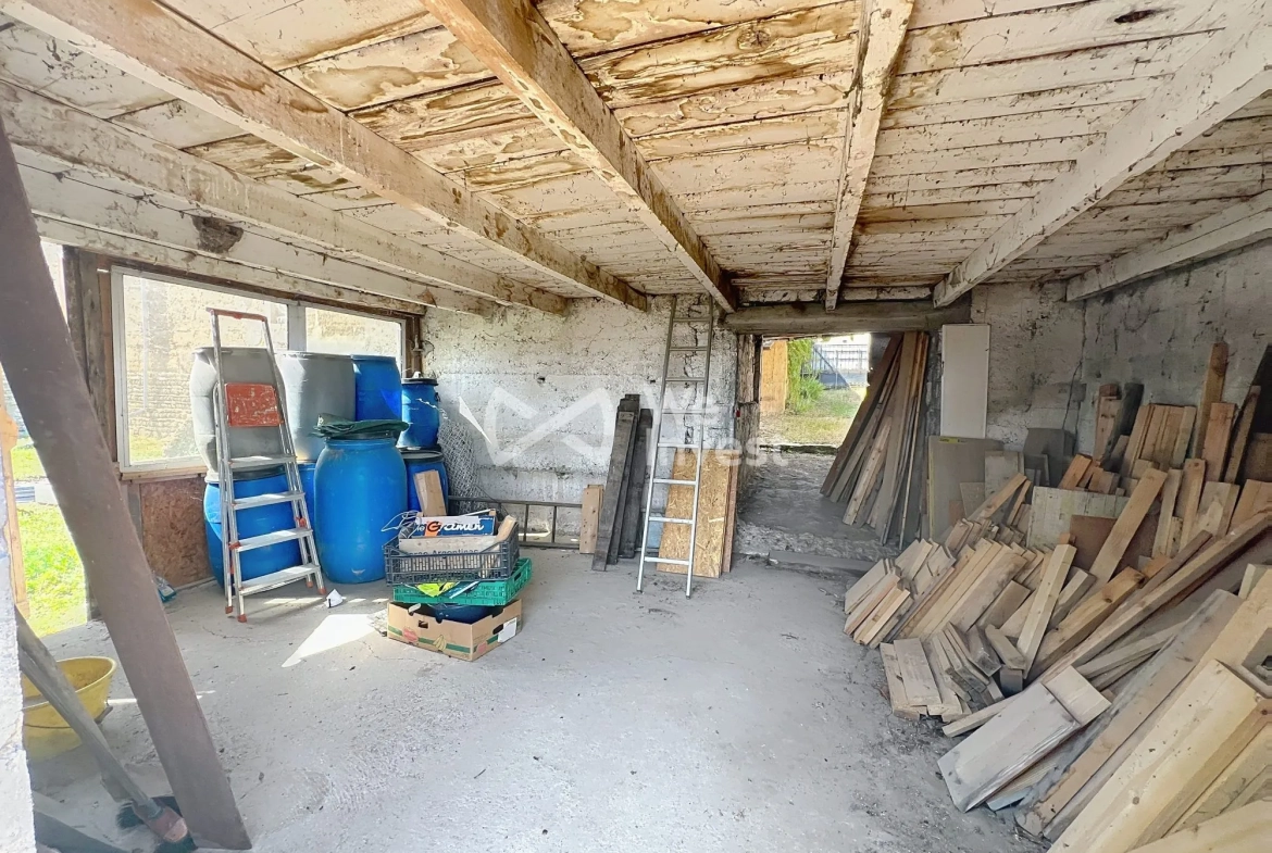 Abri arrière Maison à vendre à Saint-Savin avec grand potentiel de rénovation 