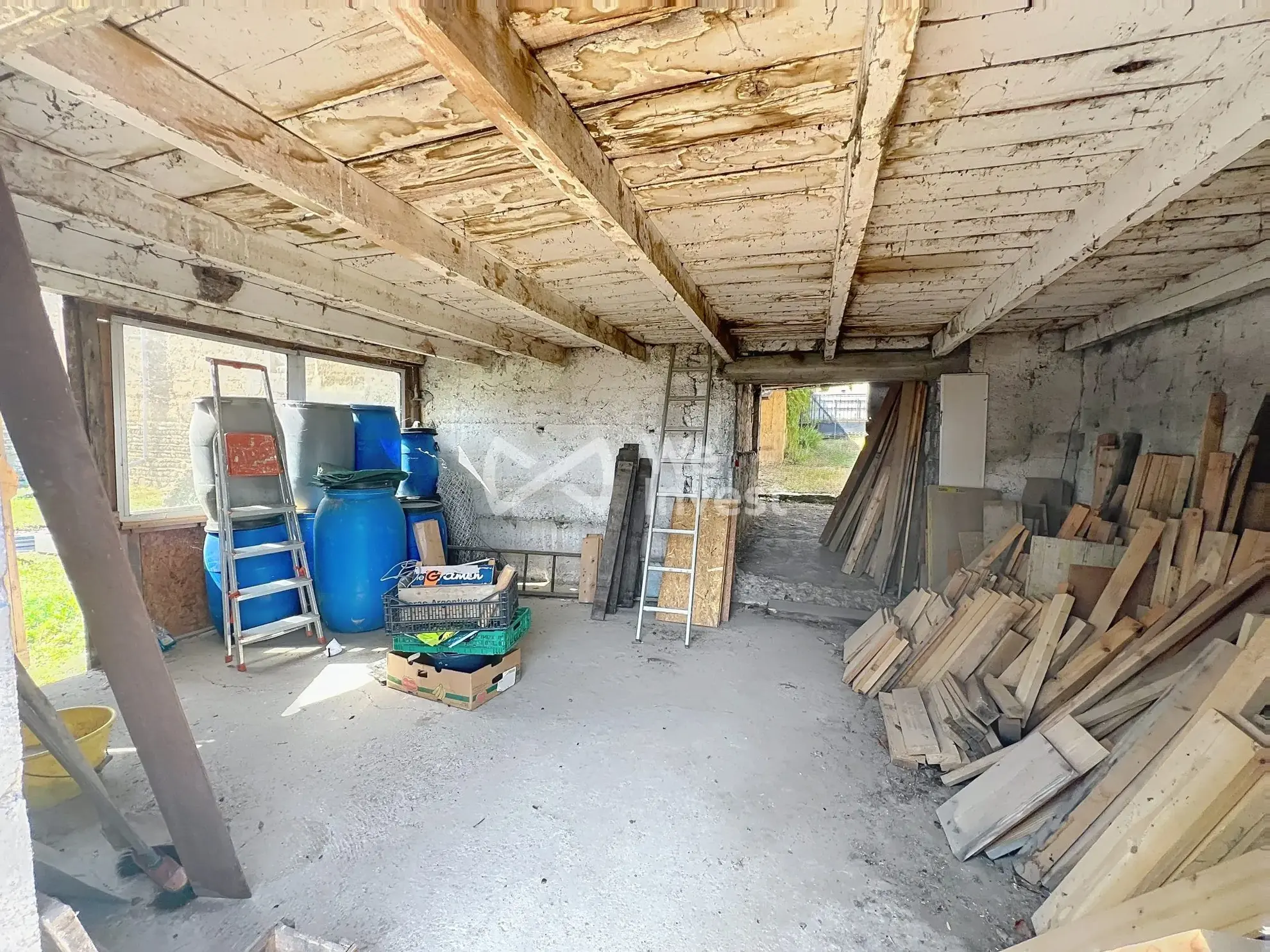 Abri arrière Maison à vendre à Saint-Savin avec grand potentiel de rénovation 