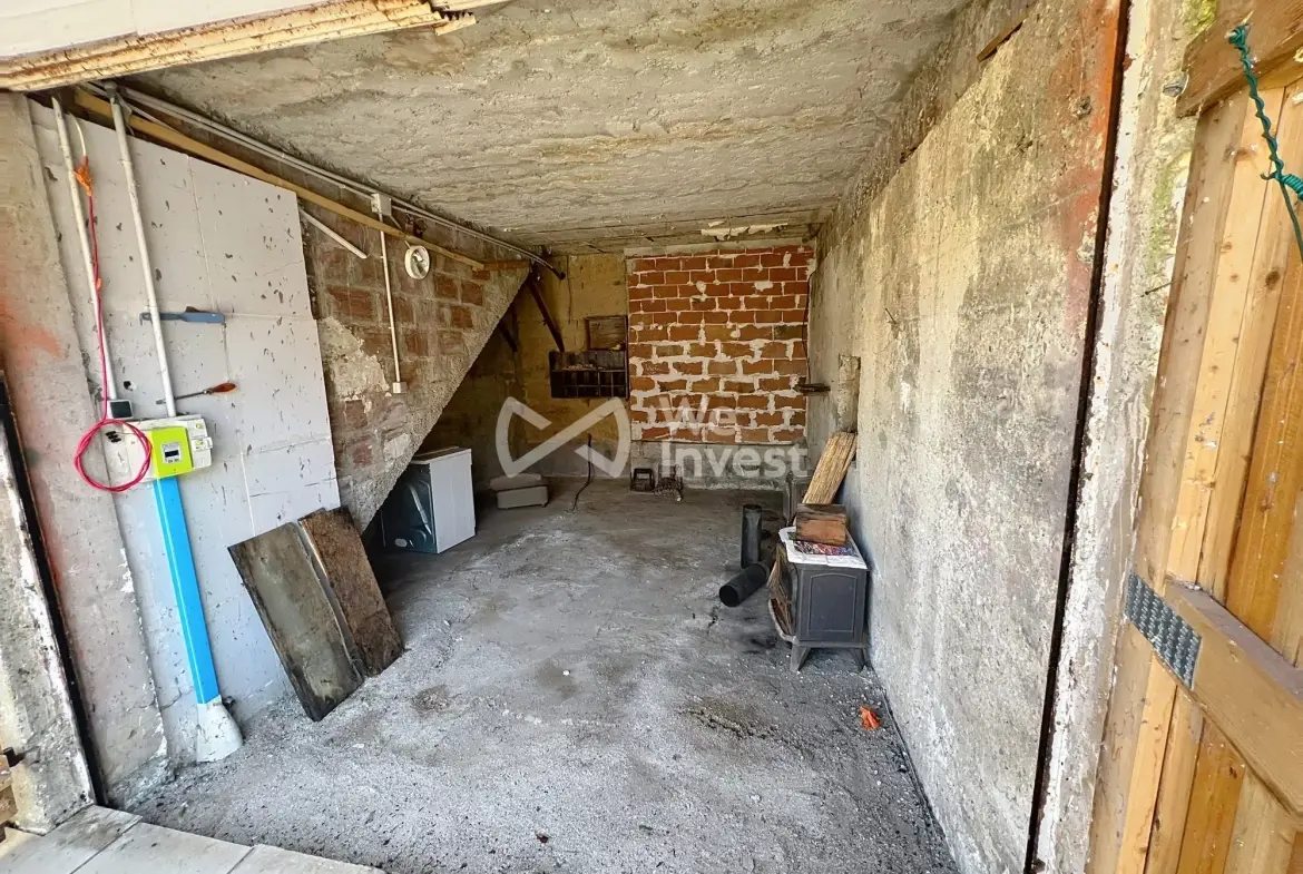 Garage Maison à vendre à Saint-Savin avec grand potentiel de rénovation 