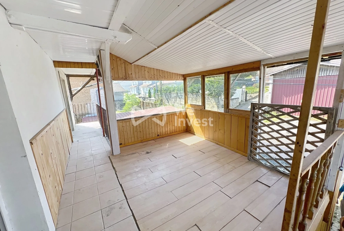 Terrasse étage Maison à vendre à Saint-Savin avec grand potentiel de rénovation 