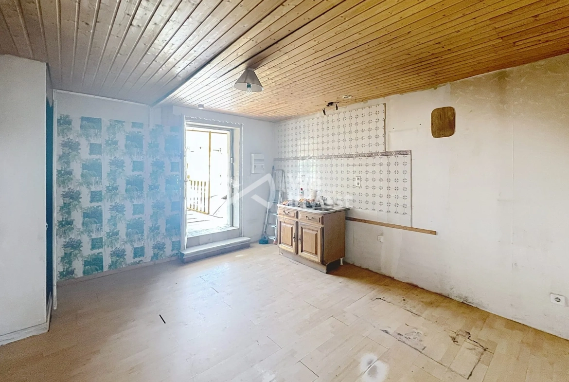 Cuisine  Maison à vendre à Saint-Savin avec grand potentiel de rénovation 