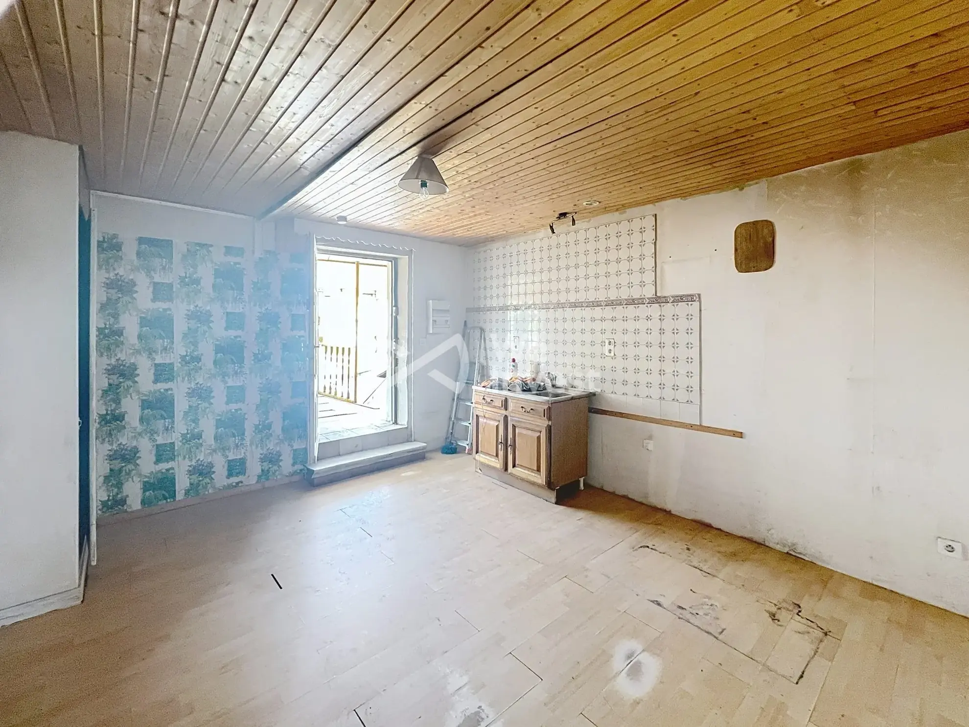 Cuisine  Maison à vendre à Saint-Savin avec grand potentiel de rénovation 