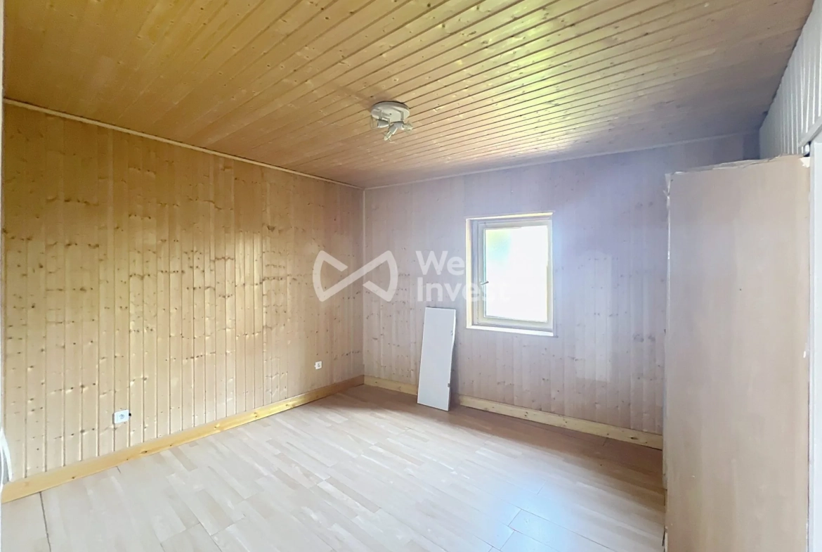 Salon / salle à manger Maison à vendre à Saint-Savin avec grand potentiel de rénovation 