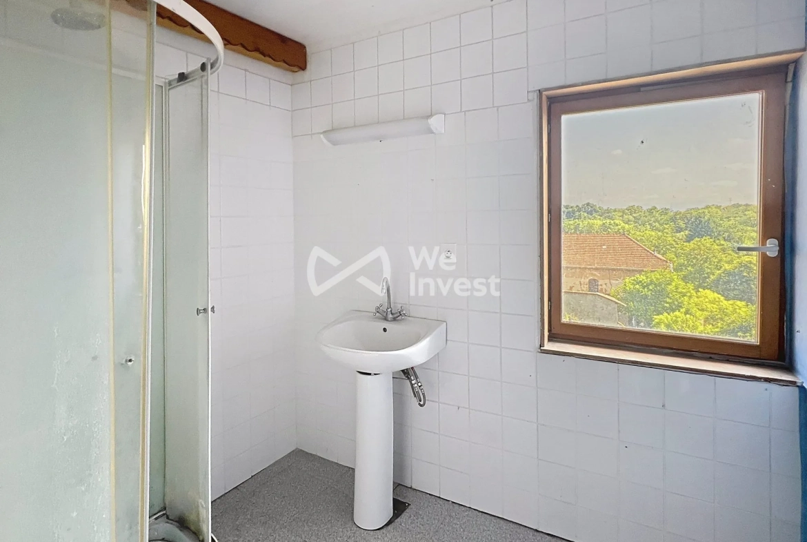 Salle d'eau Maison à vendre à Saint-Savin avec grand potentiel de rénovation 