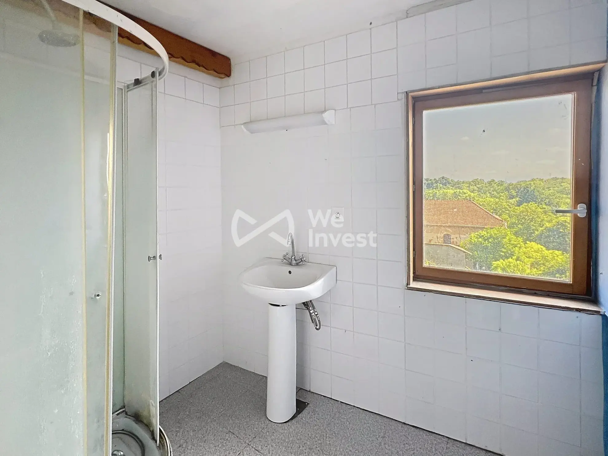 Salle d'eau Maison à vendre à Saint-Savin avec grand potentiel de rénovation 