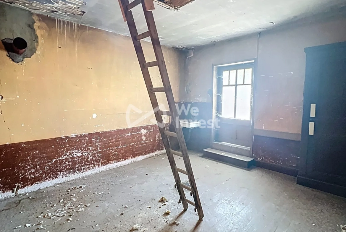 Chambre et accès combles Maison à vendre à Saint-Savin avec grand potentiel de rénovation 
