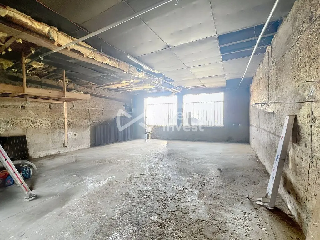 Atelier Maison à vendre à Saint-Savin avec grand potentiel de rénovation 