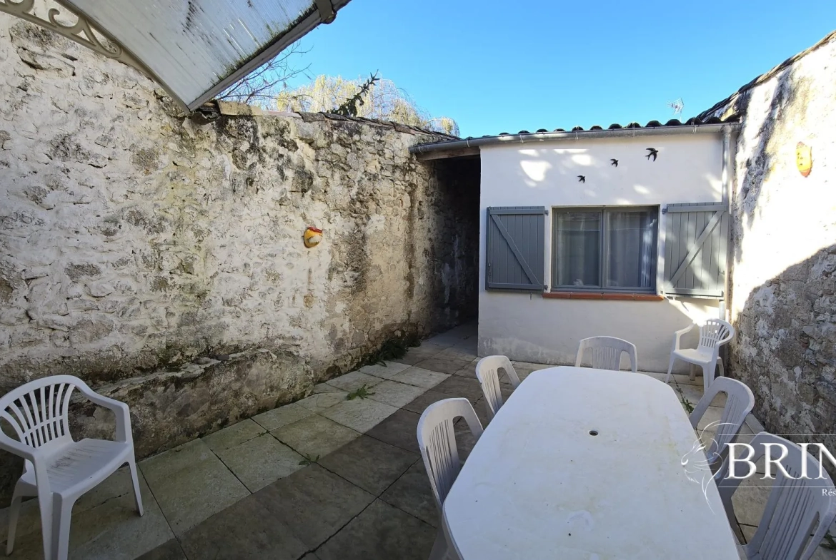 Maison de village rénovée de 80 m² avec cour et terrasse à Moissac 