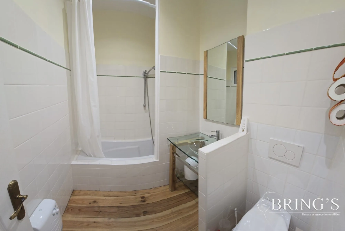 Maison de village rénovée de 80 m² avec cour et terrasse à Moissac 