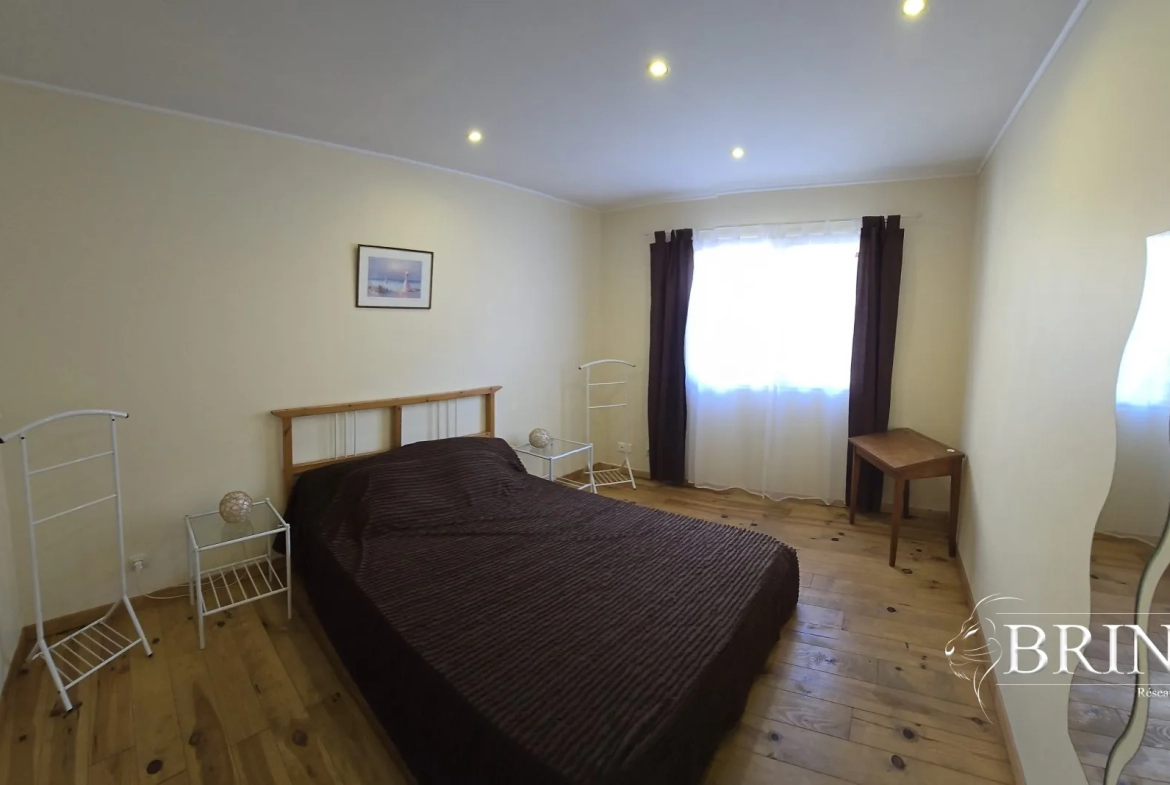 Maison de village rénovée de 80 m² avec cour et terrasse à Moissac 