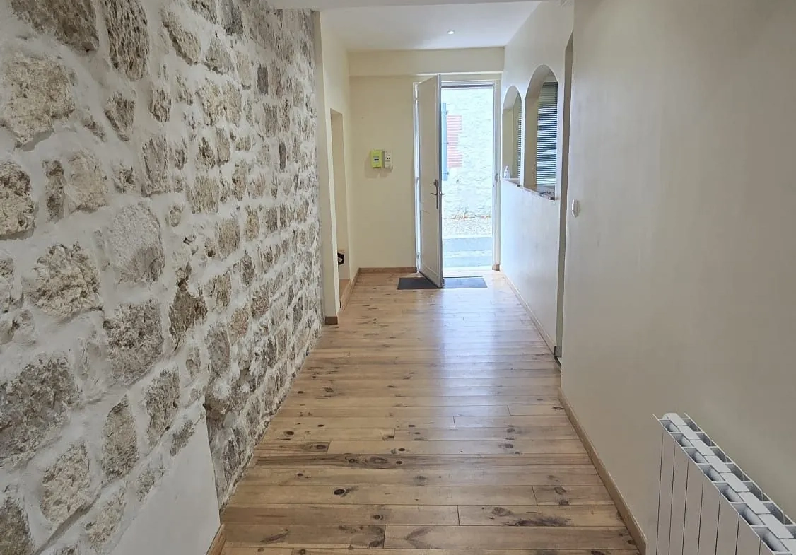 Maison de village rénovée de 80 m² avec cour et terrasse à Moissac 