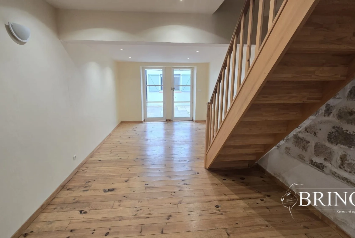 Maison de village rénovée de 80 m² avec cour et terrasse à Moissac 