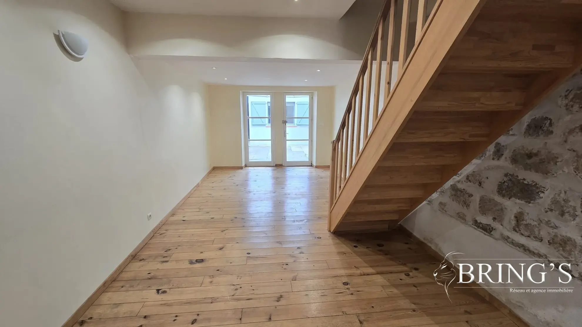 Maison de village rénovée de 80 m² avec cour et terrasse à Moissac 