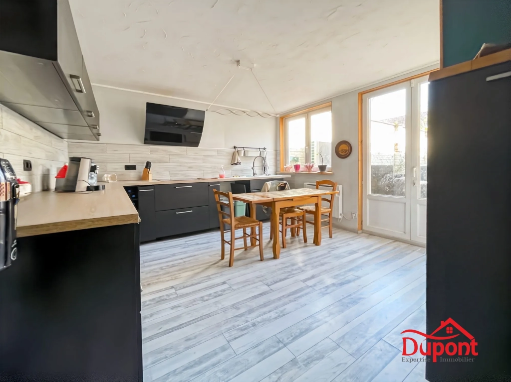 Maison de 240m² avec 4 chambres, garage et jardin à Remicourt, Saint Quentin