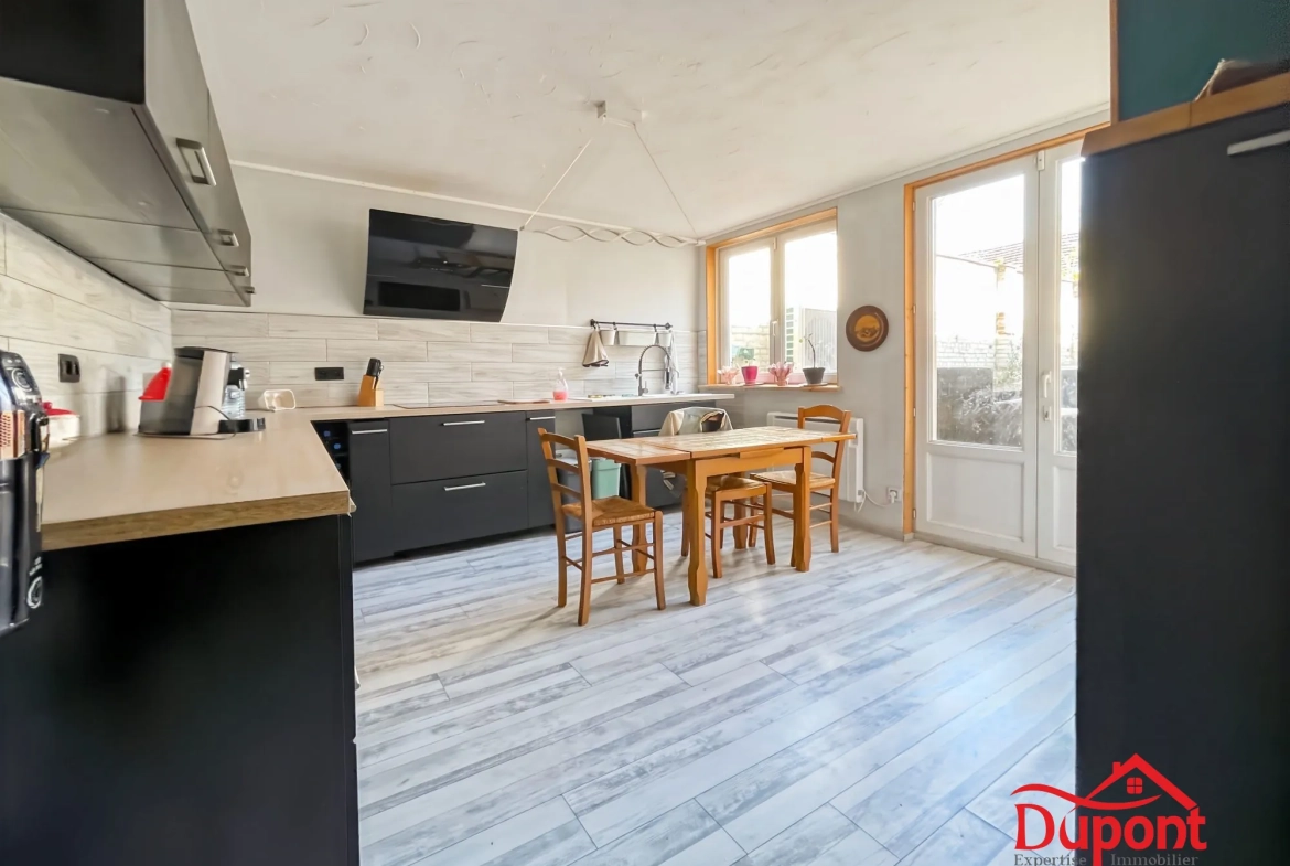 Maison de 240m² avec 4 chambres, garage et jardin à Remicourt, Saint Quentin 