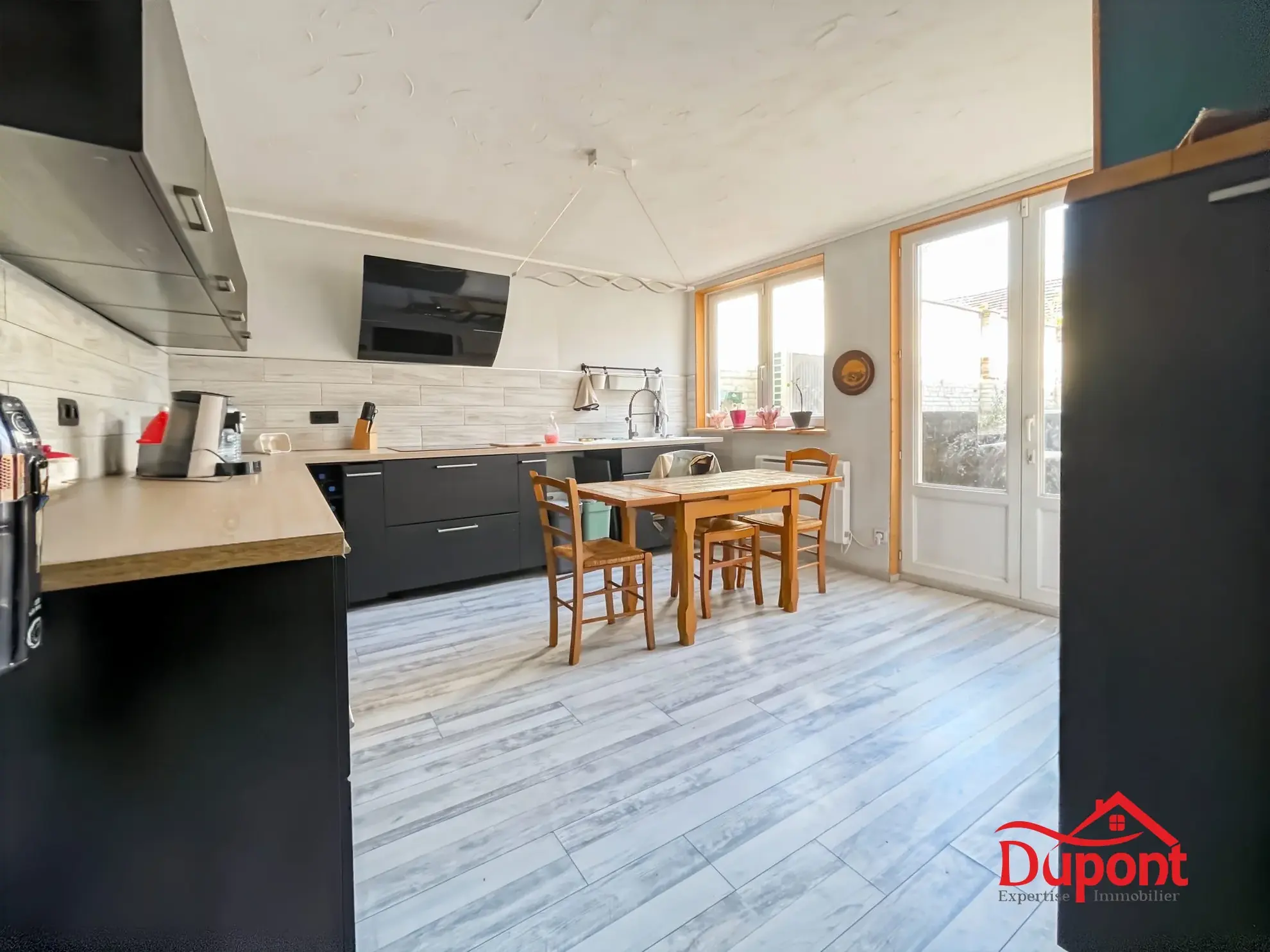 Maison de 240m² avec 4 chambres, garage et jardin à Remicourt, Saint Quentin 