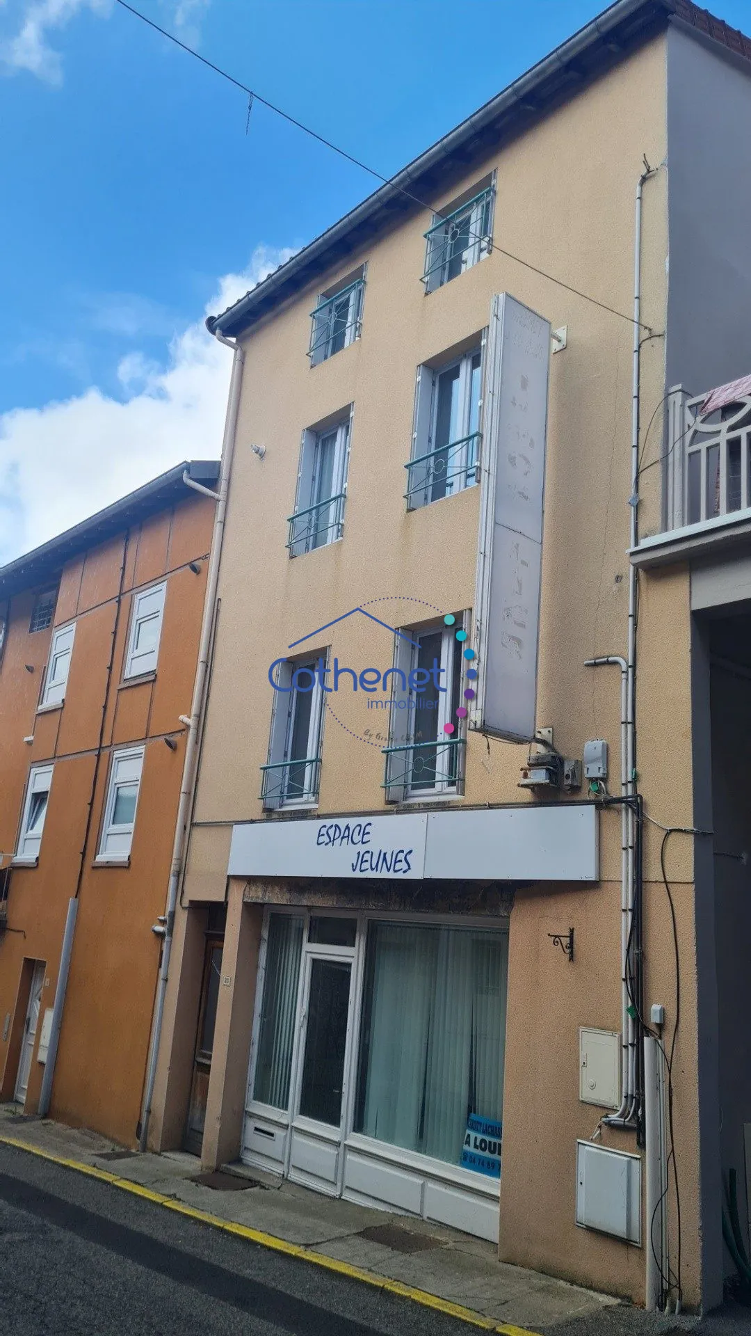A vendre maison de ville à Cours-la-Ville avec espace commercial modulable 