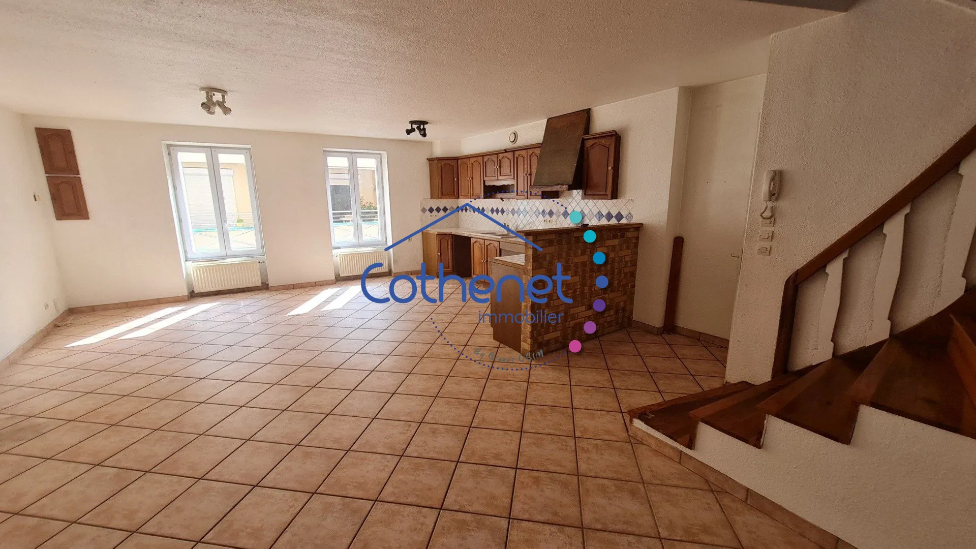 A vendre maison de ville à Cours-la-Ville avec espace commercial modulable 