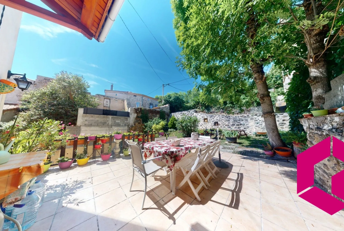 Maison de caractère à vendre à Mareugeol, proche d'Issoire avec jardin et chapelle 