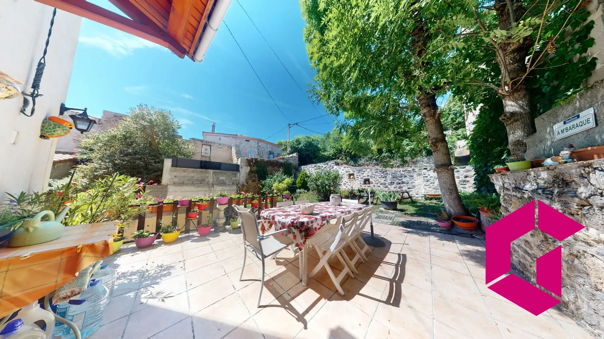 Maison de caractère à vendre à Mareugeol, proche d'Issoire avec jardin et chapelle 