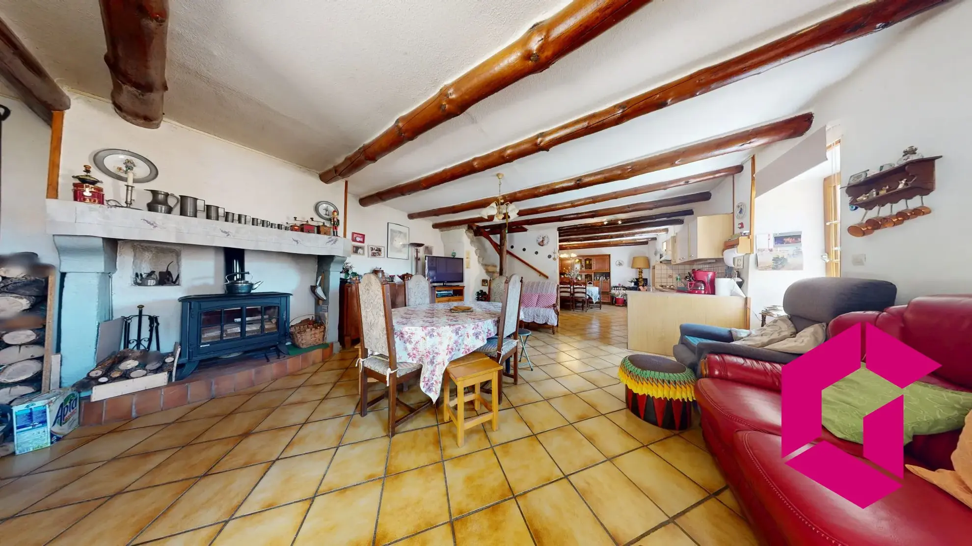 Maison de caractère à vendre à Mareugeol, proche d'Issoire avec jardin et chapelle 